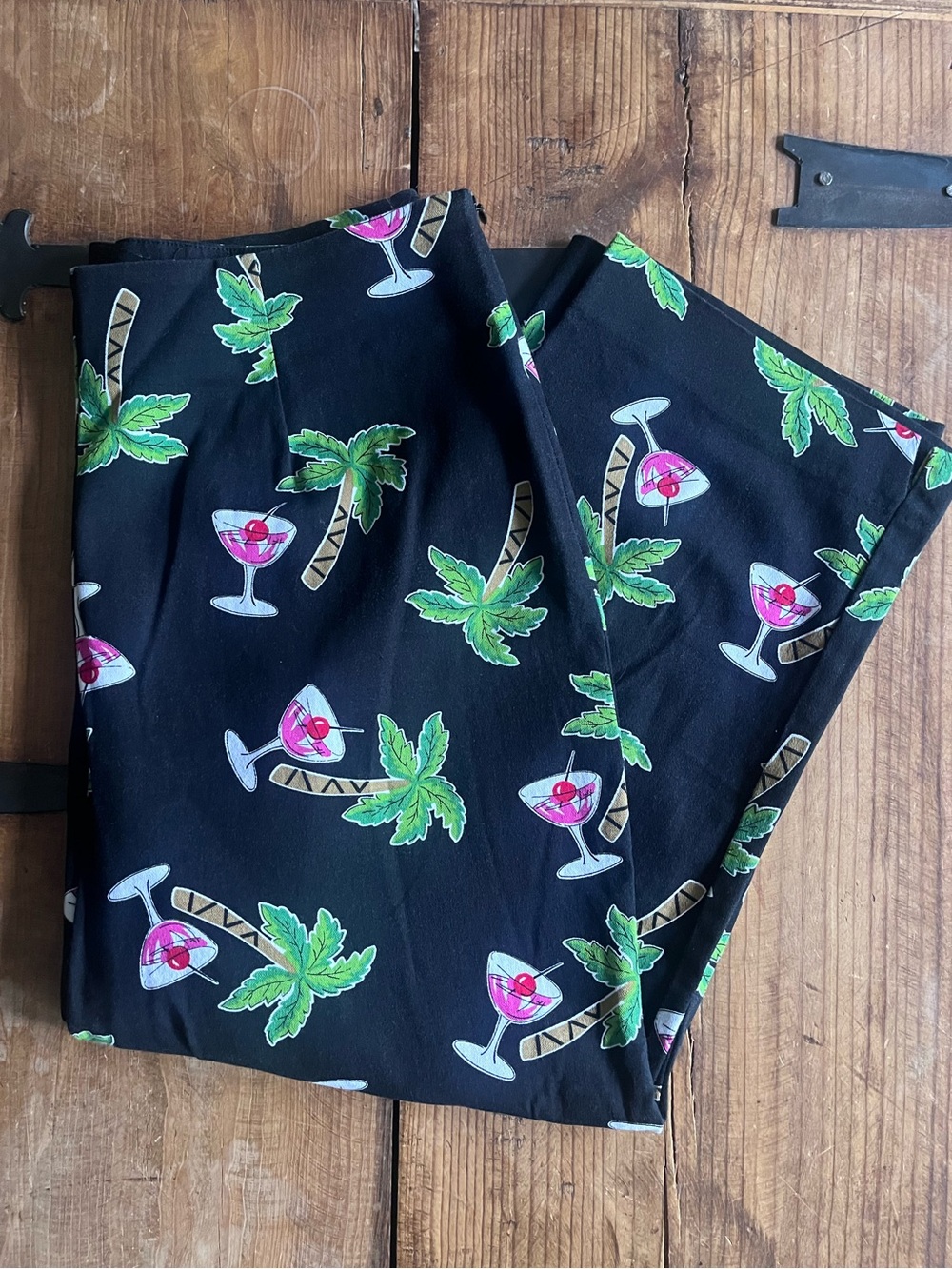 Briggs New York Black Capri Pants with Pink & Gold Cocktail Print